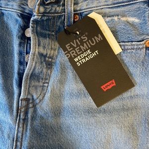 Levi’s • Wedgie Straight Distressed